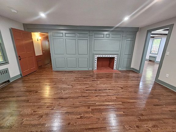 4th image of 2860 Whitney Ave #A