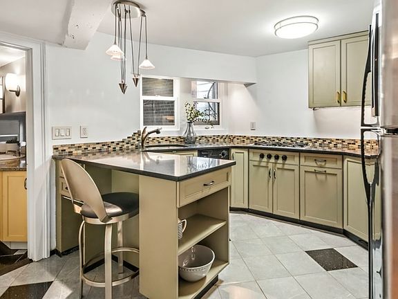 5th image of 112 Pinckney St APT 5
