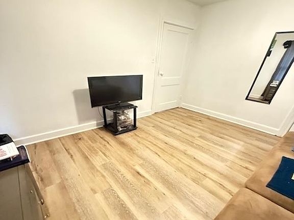3rd image of 625 E Pipkin St