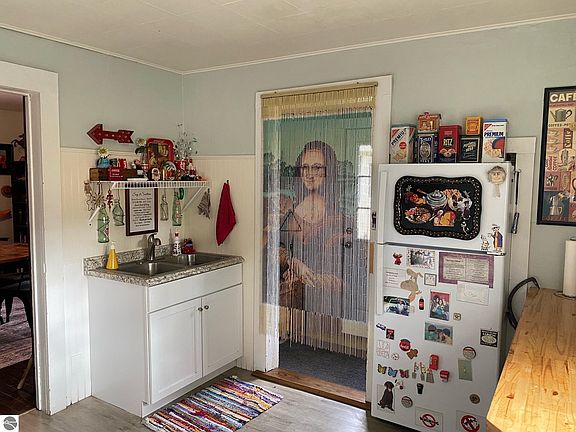 5th image of 416 Crippen St