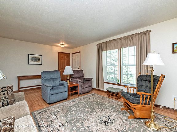 4th image of 2709 W Miller Rd