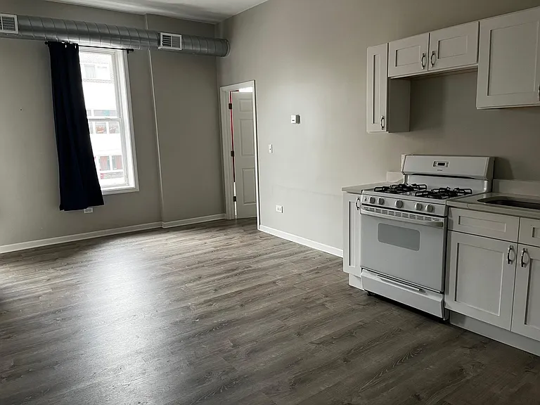 543 N Noble St — Photo 2