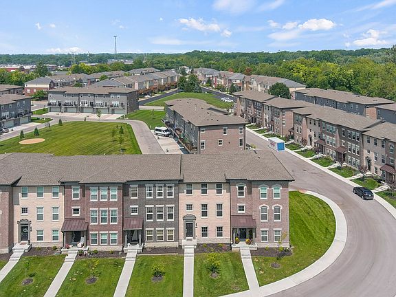 2nd image of 896 Yorkshire Cir