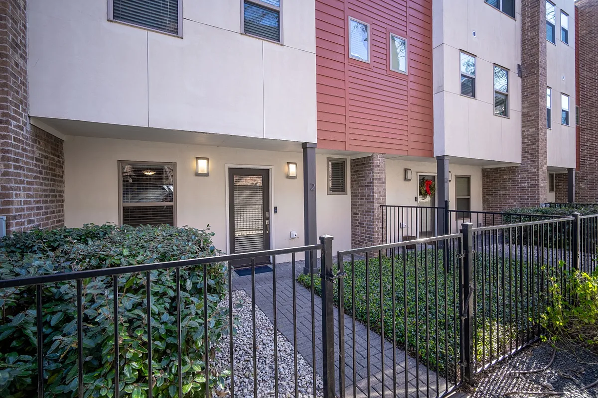 Building Photo - 6270 Oram St #105