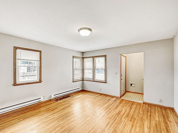 3rd image of 1008 16th Ave SE