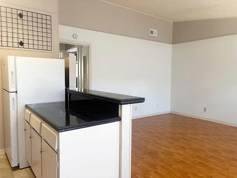 600 W 51st St #103 — Photo 8