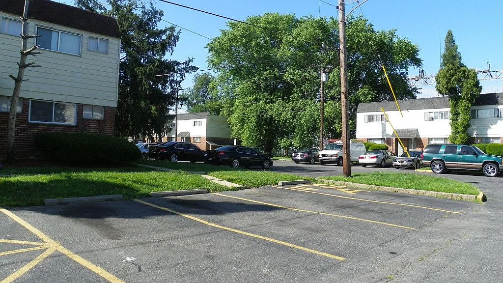 Willow Gardens Apartments — Photo 4