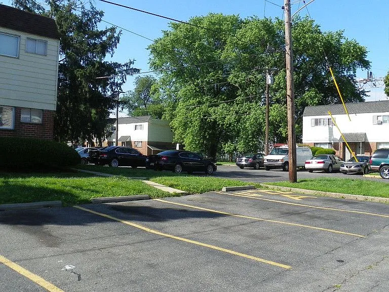 Willow Gardens Apartments — Photo 4