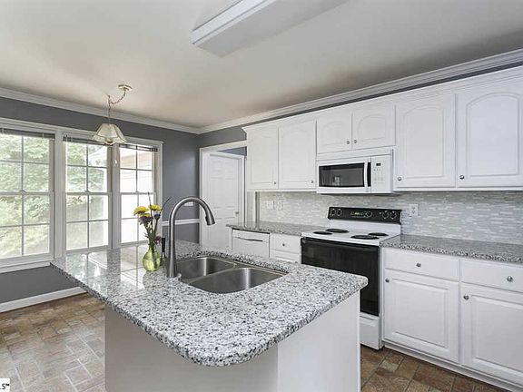 2nd image of 20 Baldwin Woods Cir