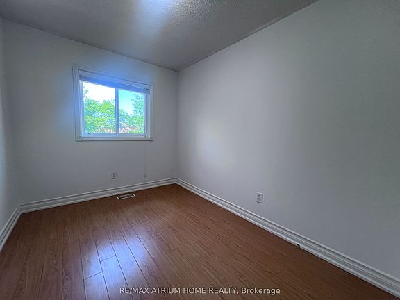 5th image of 18 Breezeway Cres