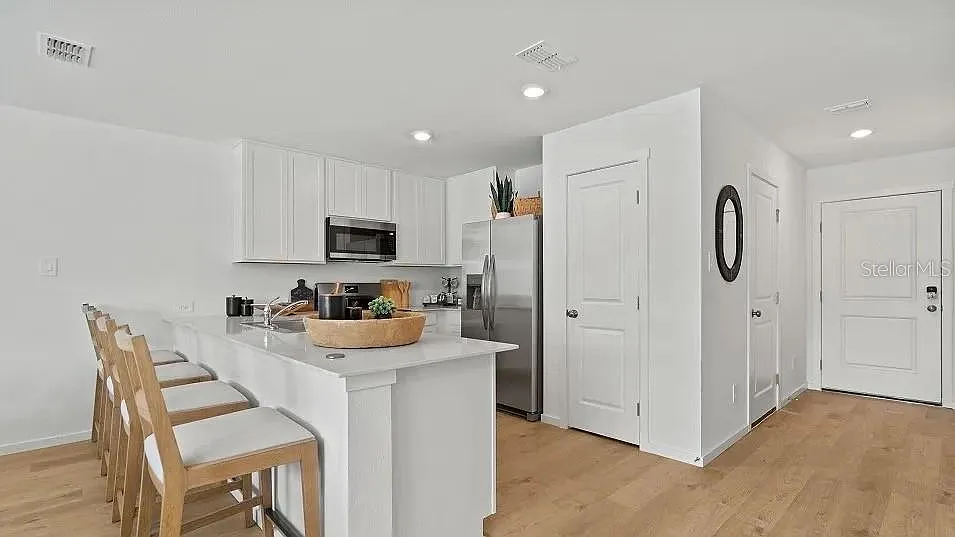 3 bed, 2.5 bath, 1386 sqft, $2,100 — Photo 3