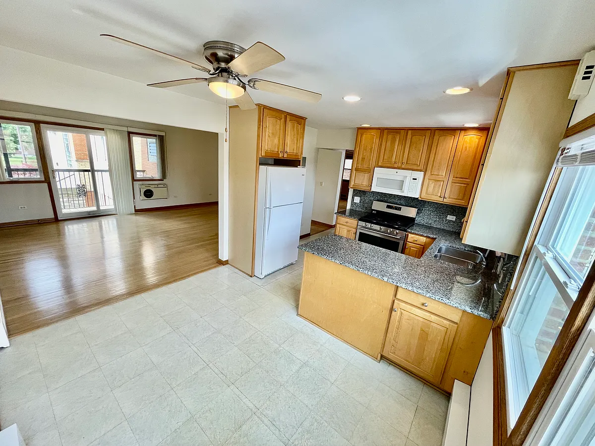 Building Photo - 5448 W Higgins Ave #2W