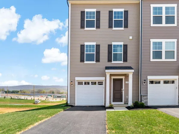 135 Armistead Pl, Charles Town, WV 25414