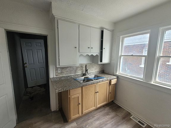 4th image of 3996 Beaconsfield St