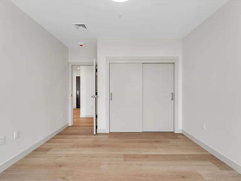 Bank Street Apartments at Burlington Square — Photo 13