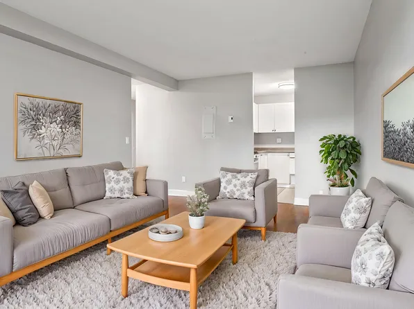 130 The Pkwy, Kingston, ON K7M 7B4