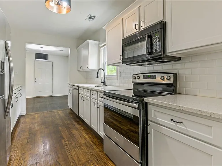 937 Lawton St SW — Photo 10
