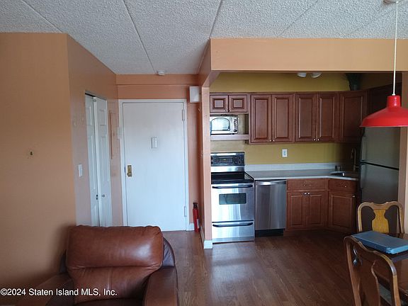3rd image of 999 Forest Ave APT 3C