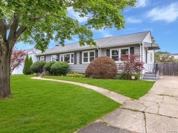 165 Tremont Road, Lindenhurst, NY 11757