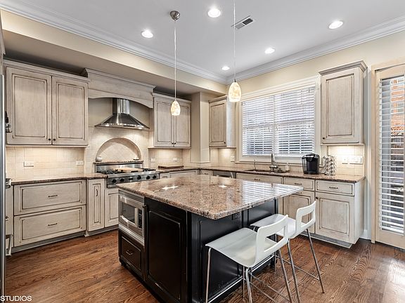 5th image of 1649 Hickory St #8