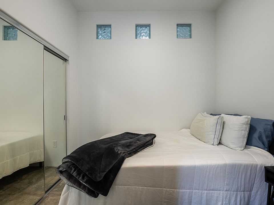 2nd image of 420 Ocean Park Blvd #A
