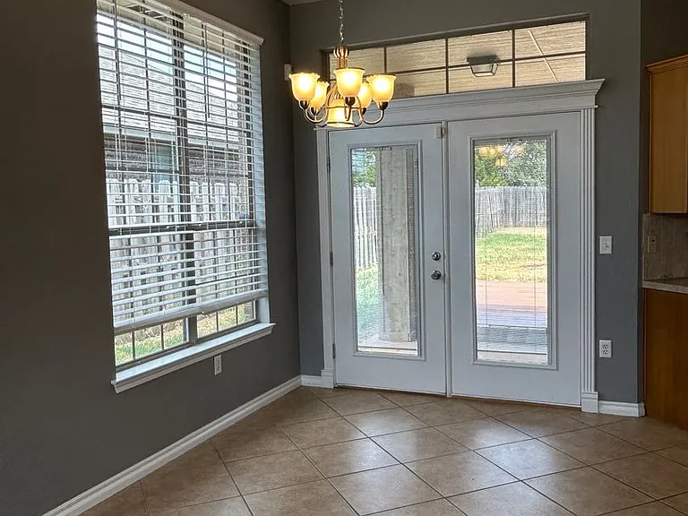 211 NW Cherry Ave — Photo 8