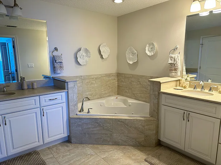 Master Bathroom
Jacuzzi Tub