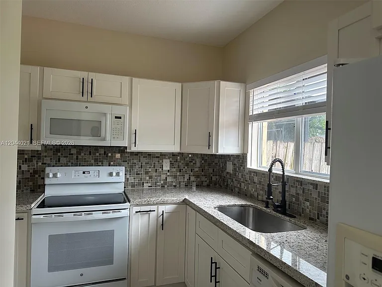 1142 NE 41st Ave — Photo 5