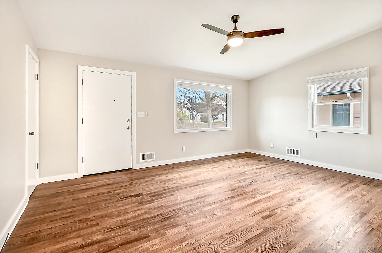 2517 W Woodlawn Ave — Photo 3