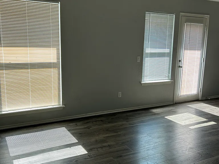4016 Potomac Dr — Photo 2