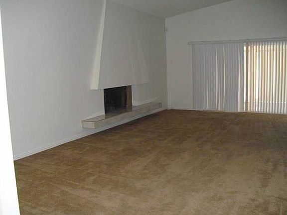 Living room w/ fireplace