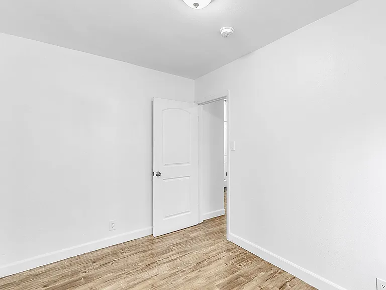1148 E 48th St — Photo 16