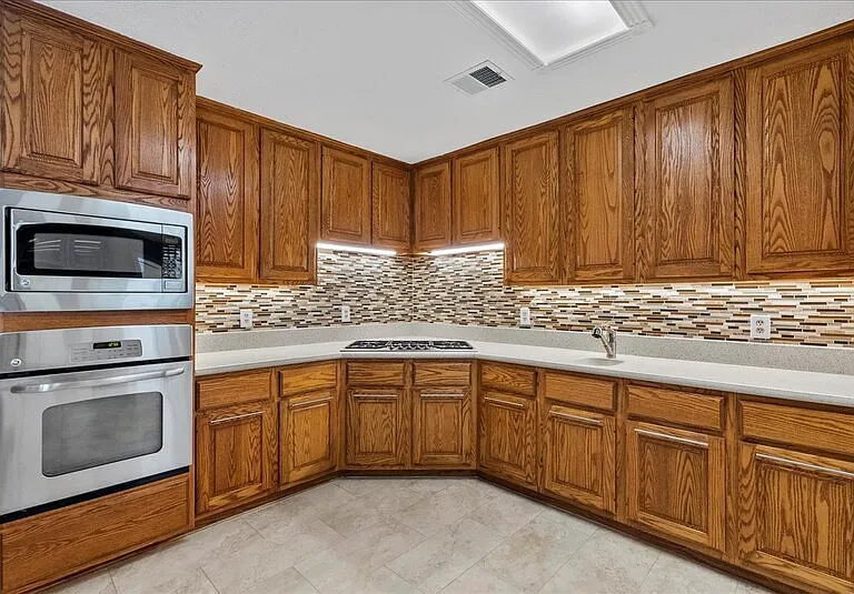 2421 Caroline St — Photo 10