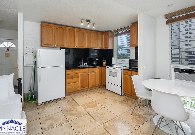 240 Liliuokalani Ave #401 — Photo 3