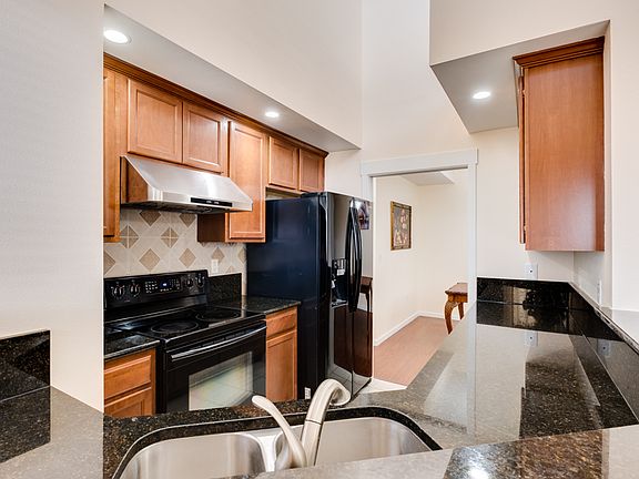 4th image of 2424B S 41st St APT 555