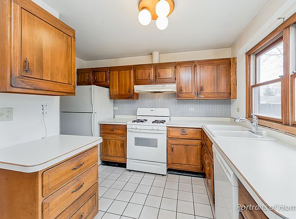 4th image of 153 W Altgeld Ave