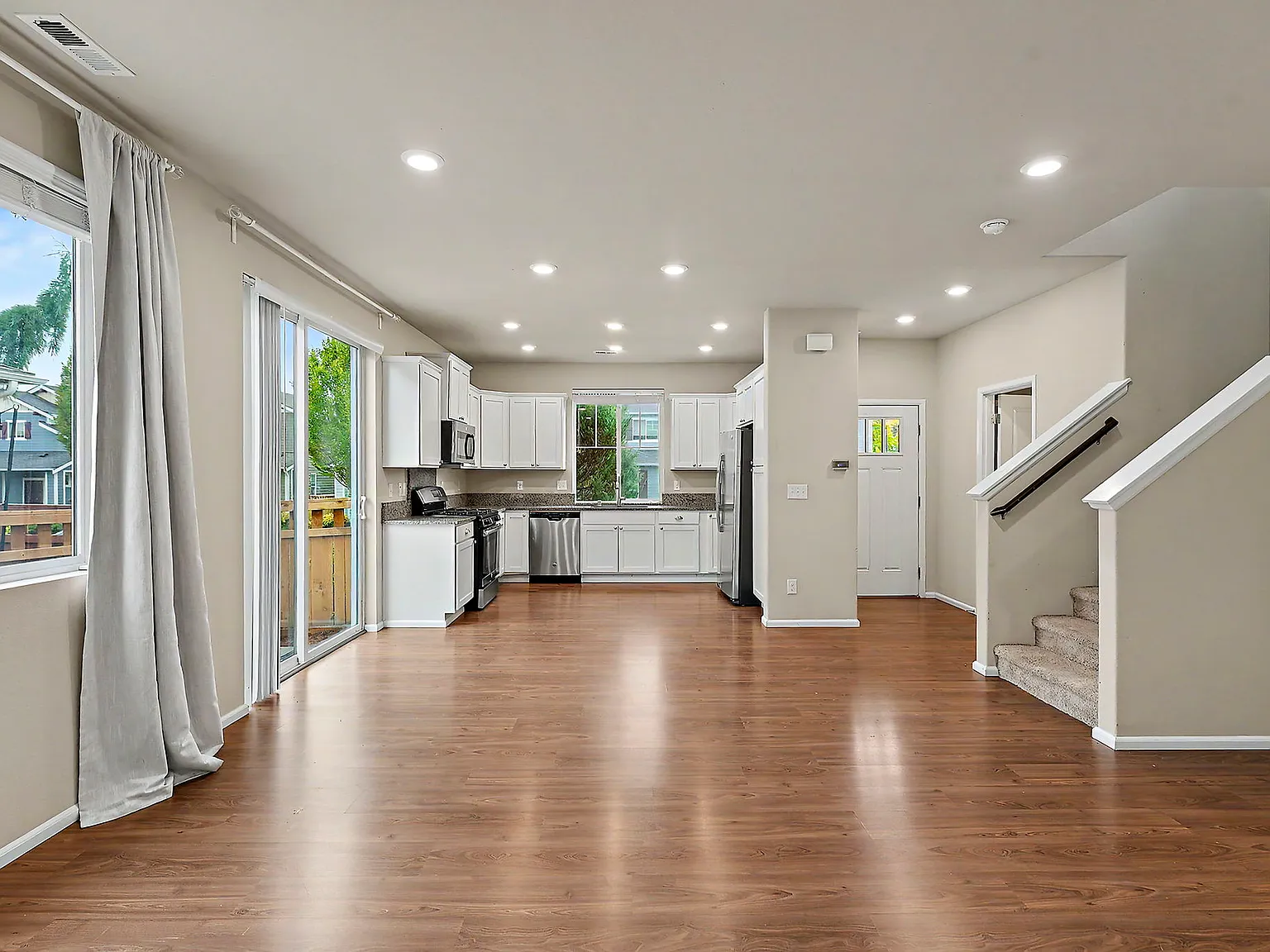 3 bed, 2.5 bath, 1570 sqft, $3,000 — Photo 2