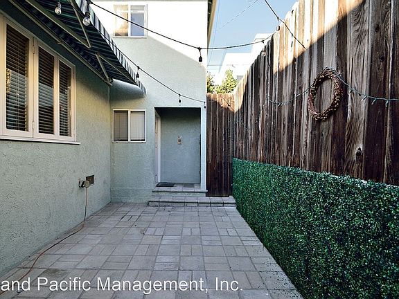 2nd image of 521 1/2 Manhattan Beach Blvd