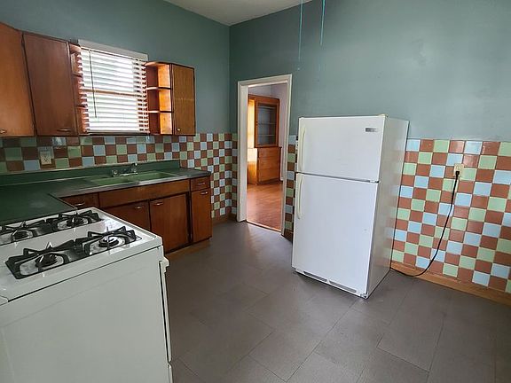 5th image of 834 W 6th St