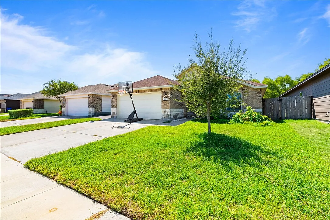 3 bed, 3.0 bath, 1823 sqft, $2,350 — Photo 3