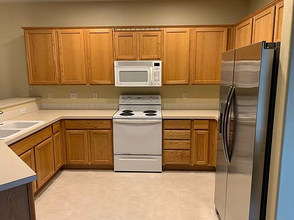 Kitchen stove and counter space