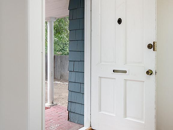 4th image of 2761 Marengo Ave