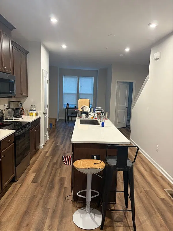 1 bed, 1.0 bath, 2031 sqft, $1,050 — Photo 2