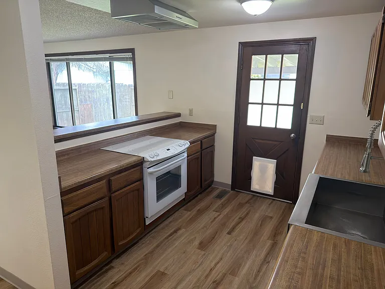 1936 Hutchins Cir — Photo 14