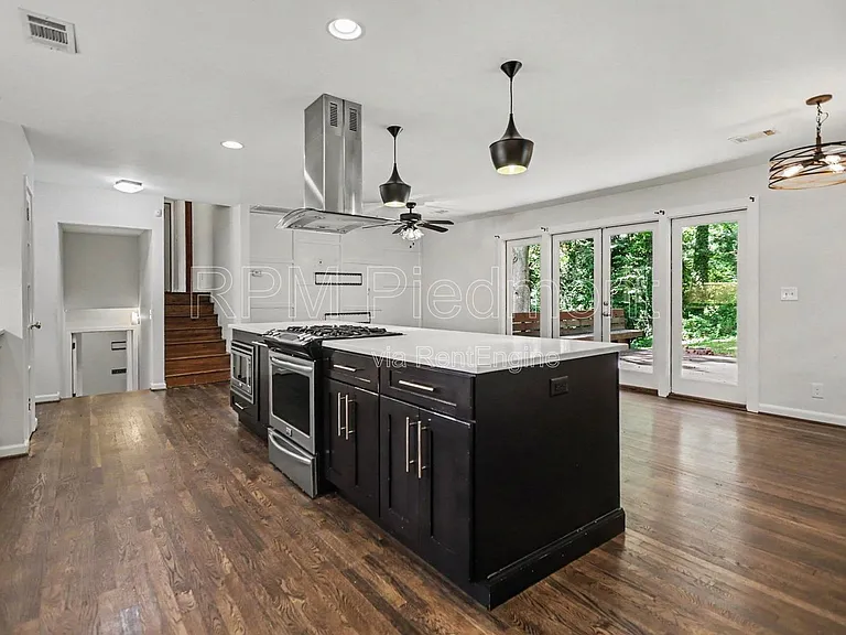 1903 Winthrop Dr SE — Photo 8