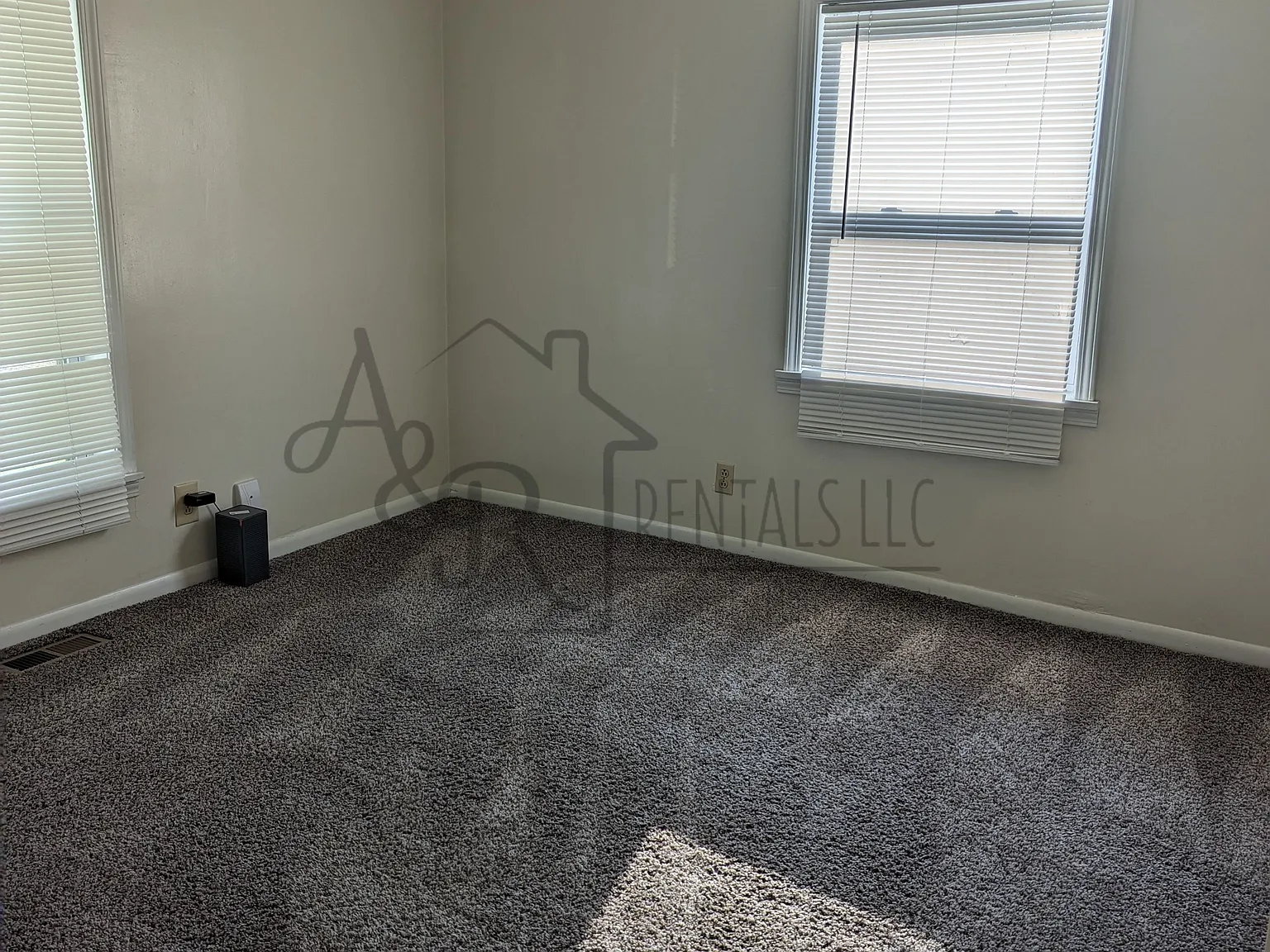 806 S Locust - Unit 1 — Photo 2