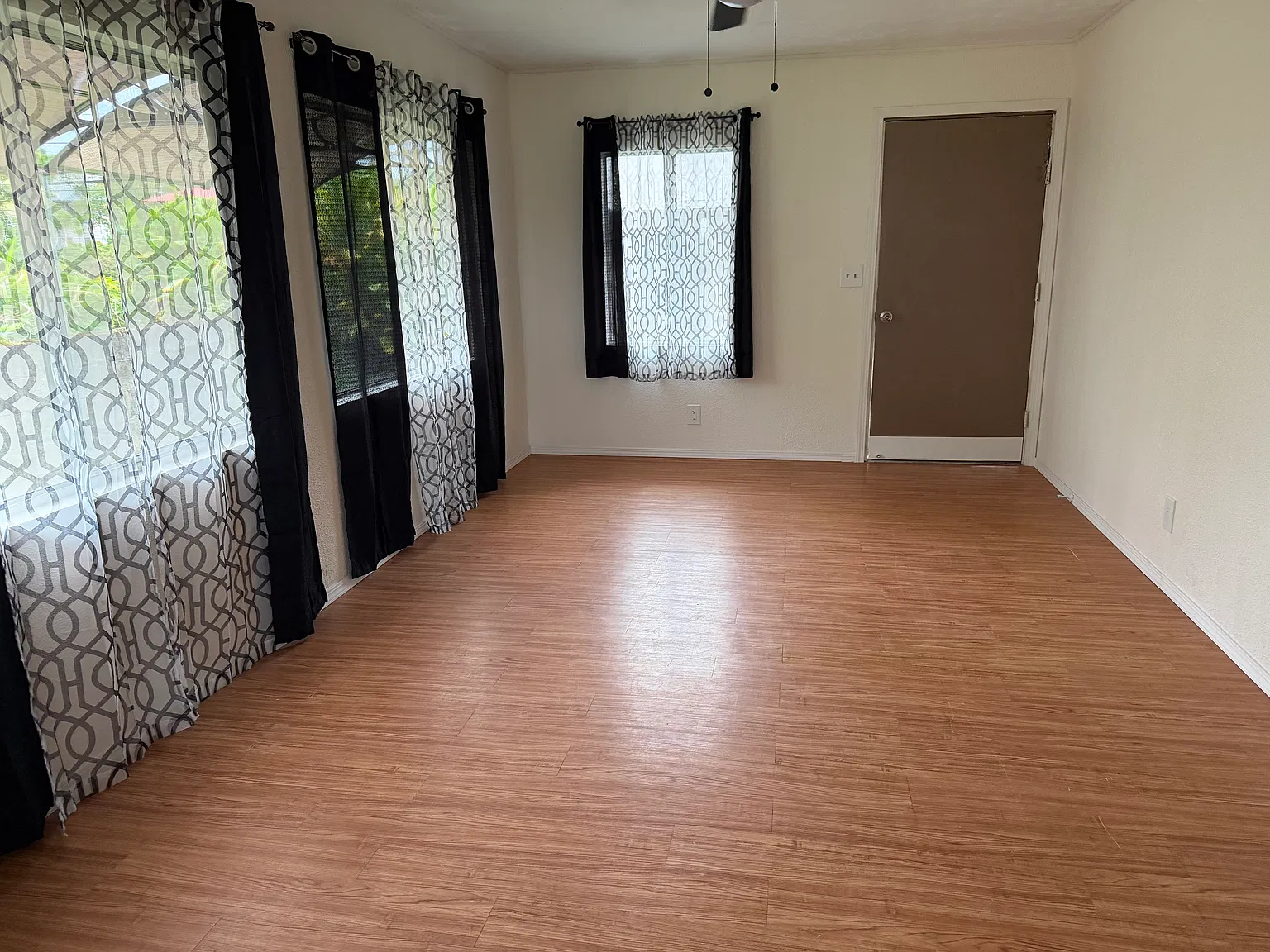 3 bed, 870 sqft, $2,100 — Photo 1