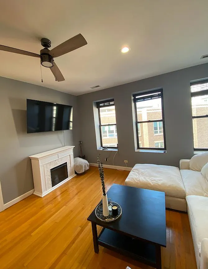 Building Photo - 705 N Milwaukee Ave #3R