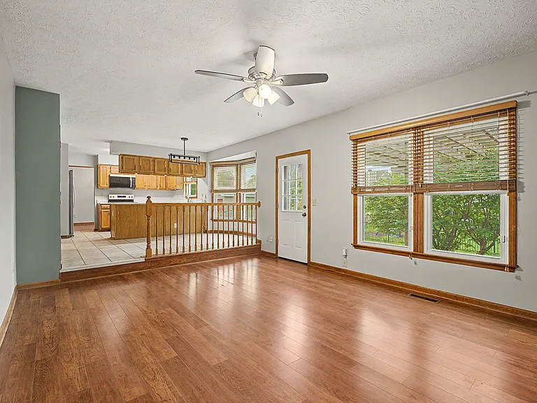 2242 Rosina Dr — Photo 17