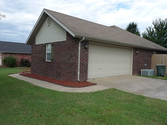 3rd image of 978 S Colonial Dr